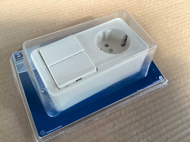 Berker opbouwcombinatie wandcontactdoos met dubbele serieschakelaar (144x) - afbeelding 1 van  2