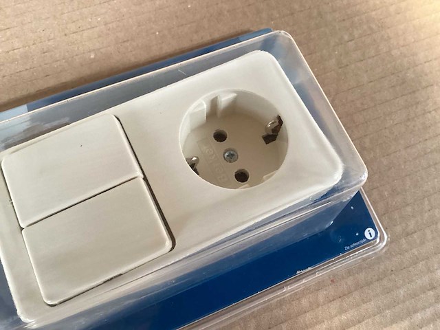 Berker opbouwcombinatie wandcontactdoos met dubbele serieschakelaar (144x) - afbeelding 3 van  4