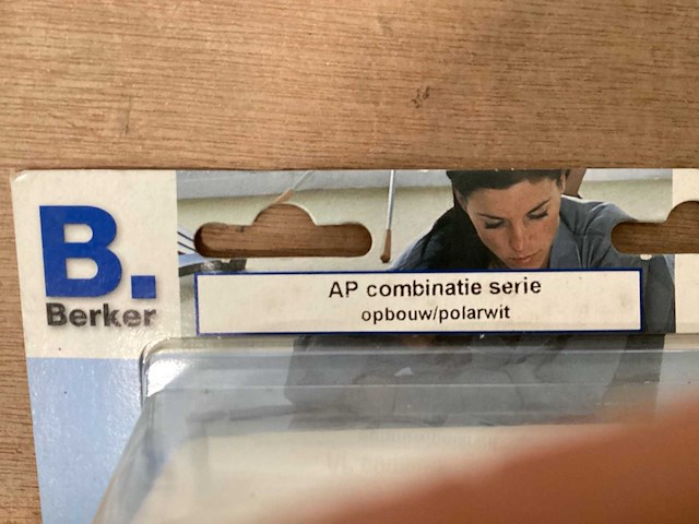 Berker opbouwcombinatie, wissel/wisselschakelaar + stopcontact zonder randaarde, polarwit (51x) - afbeelding 2 van  4