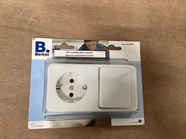 Berker opbouwcombinatie,wisselschakelaar ,stopcontact met randaarde,wit (38x) - afbeelding 1 van  6