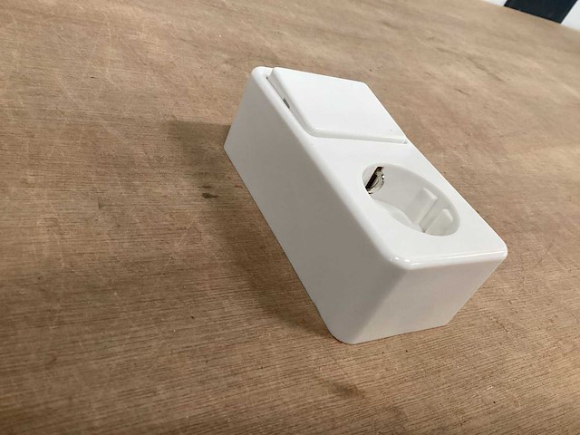 Berker opbouwcombinatie,wisselschakelaar ,stopcontact met randaarde,wit (38x) - afbeelding 2 van  6