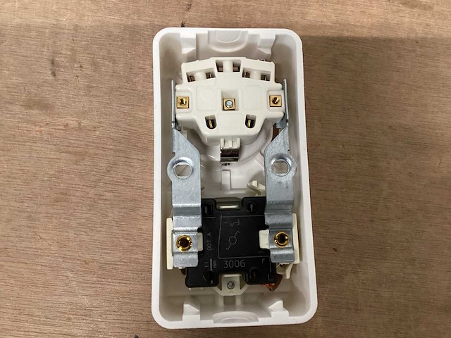 Berker opbouwcombinatie,wisselschakelaar ,stopcontact met randaarde,wit (38x) - afbeelding 3 van  6