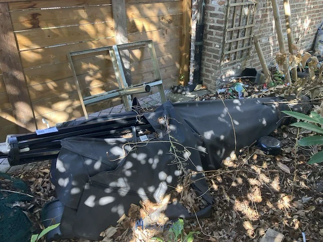 Beschadigde parasol met voet - afbeelding 1 van  3