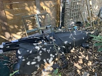 Beschadigde parasol met voet