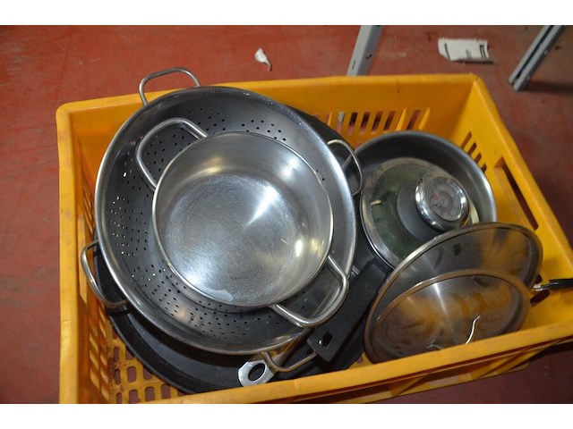 Bestekkoffer , 16 diverse ovenschotels, partij kookpotten, ijsemmer redbull - afbeelding 2 van  10