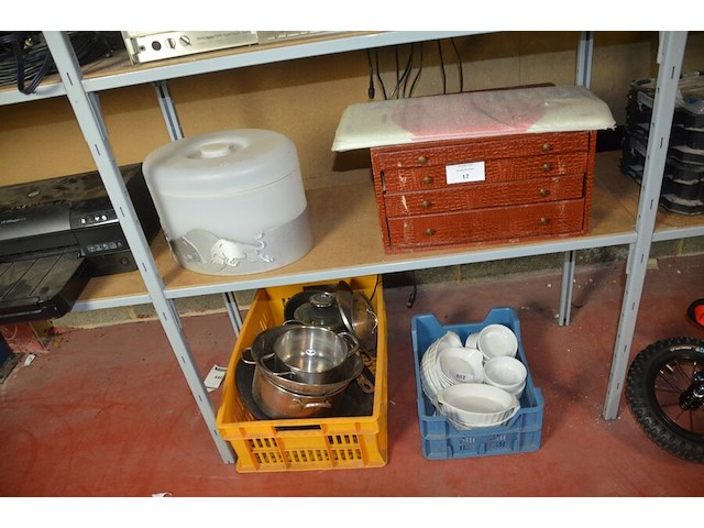 Bestekkoffer , 16 diverse ovenschotels, partij kookpotten, ijsemmer redbull - afbeelding 1 van  10