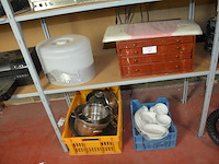 Bestekkoffer , 16 diverse ovenschotels, partij kookpotten, ijsemmer redbull