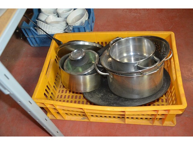 Bestekkoffer , 16 diverse ovenschotels, partij kookpotten, ijsemmer redbull - afbeelding 3 van  10