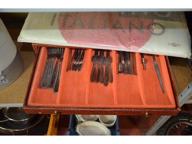 Bestekkoffer , 16 diverse ovenschotels, partij kookpotten, ijsemmer redbull - afbeelding 9 van  10