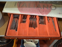 Bestekkoffer , 16 diverse ovenschotels, partij kookpotten, ijsemmer redbull - afbeelding 9 van  10