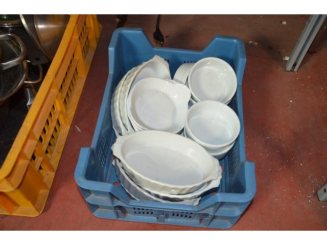 Bestekkoffer , 16 diverse ovenschotels, partij kookpotten, ijsemmer redbull - afbeelding 10 van  10