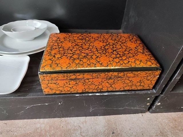 Bestekkoffer uit de capricorne collectie verzilverd christofle, bord hermes, bord delfts, doos met naaigerief, divers aardewerk - afbeelding 3 van  24