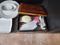 Bestekkoffer uit de capricorne collectie verzilverd christofle, bord hermes, bord delfts, doos met naaigerief, divers aardewerk - afbeelding 5 van  24