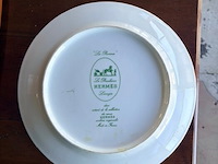 Bestekkoffer uit de capricorne collectie verzilverd christofle, bord hermes, bord delfts, doos met naaigerief, divers aardewerk - afbeelding 9 van  24