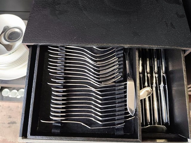 Bestekkoffer uit de capricorne collectie verzilverd christofle, bord hermes, bord delfts, doos met naaigerief, divers aardewerk - afbeelding 11 van  24