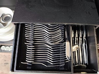 Bestekkoffer uit de capricorne collectie verzilverd christofle, bord hermes, bord delfts, doos met naaigerief, divers aardewerk - afbeelding 11 van  24