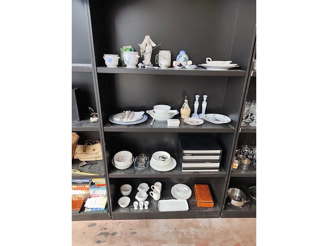 Bestekkoffer uit de capricorne collectie verzilverd christofle, bord hermes, bord delfts, doos met naaigerief, divers aardewerk - afbeelding 1 van  24