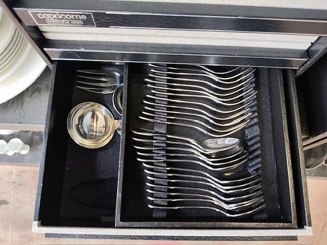 Bestekkoffer uit de capricorne collectie verzilverd christofle, bord hermes, bord delfts, doos met naaigerief, divers aardewerk - afbeelding 13 van  24