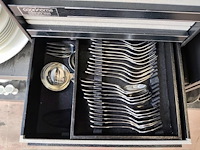Bestekkoffer uit de capricorne collectie verzilverd christofle, bord hermes, bord delfts, doos met naaigerief, divers aardewerk - afbeelding 13 van  24