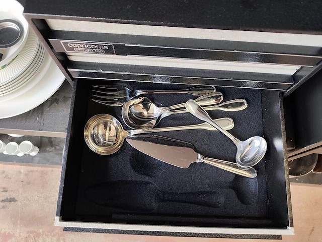 Bestekkoffer uit de capricorne collectie verzilverd christofle, bord hermes, bord delfts, doos met naaigerief, divers aardewerk - afbeelding 14 van  24