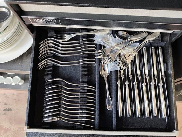 Bestekkoffer uit de capricorne collectie verzilverd christofle, bord hermes, bord delfts, doos met naaigerief, divers aardewerk - afbeelding 15 van  24