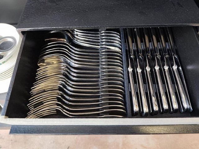 Bestekkoffer uit de capricorne collectie verzilverd christofle, bord hermes, bord delfts, doos met naaigerief, divers aardewerk - afbeelding 16 van  24