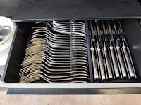 Bestekkoffer uit de capricorne collectie verzilverd christofle, bord hermes, bord delfts, doos met naaigerief, divers aardewerk - afbeelding 16 van  24