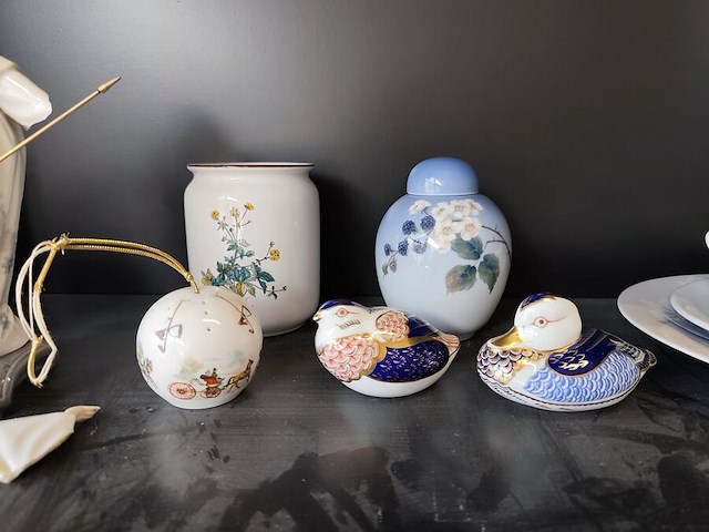 Bestekkoffer uit de capricorne collectie verzilverd christofle, bord hermes, bord delfts, doos met naaigerief, divers aardewerk - afbeelding 12 van  24