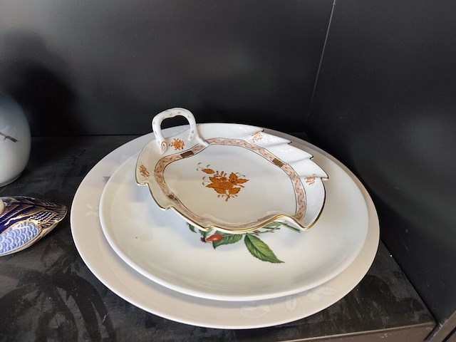 Bestekkoffer uit de capricorne collectie verzilverd christofle, bord hermes, bord delfts, doos met naaigerief, divers aardewerk - afbeelding 19 van  24