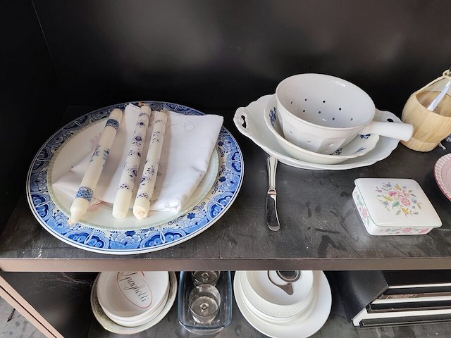 Bestekkoffer uit de capricorne collectie verzilverd christofle, bord hermes, bord delfts, doos met naaigerief, divers aardewerk - afbeelding 20 van  24