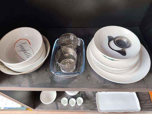 Bestekkoffer uit de capricorne collectie verzilverd christofle, bord hermes, bord delfts, doos met naaigerief, divers aardewerk - afbeelding 24 van  24