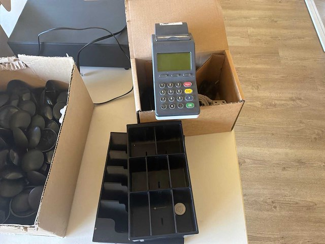 Betaalterminal, modem, printer, 2 ticketprinters, kassalade - afbeelding 3 van  11