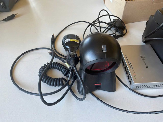 Betaalterminal, modem, printer, 2 ticketprinters, kassalade - afbeelding 6 van  11
