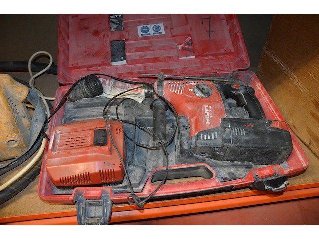 Beton tril naald, accu boorhamer hilti te7a in koffer met lader en accu (defect) - afbeelding 8 van  10