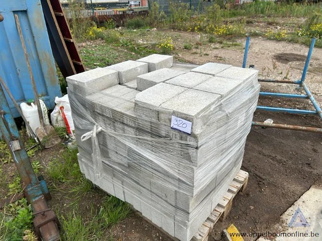 Betonblokken op pallet - afbeelding 1 van  1