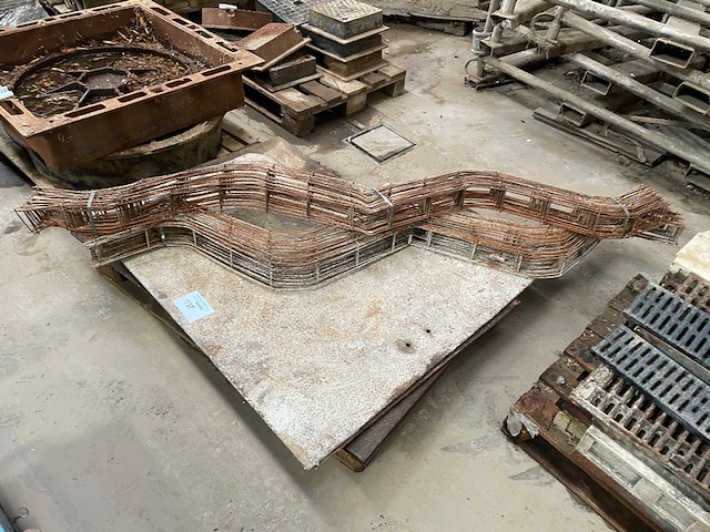 Betonijzer, resten ijzer platen - afbeelding 1 van  3