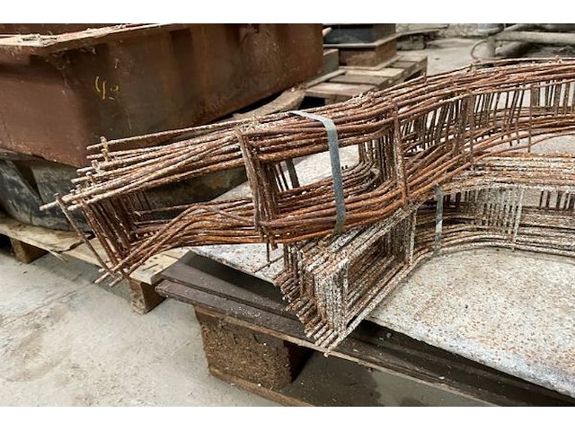 Betonijzer, resten ijzer platen - afbeelding 2 van  3