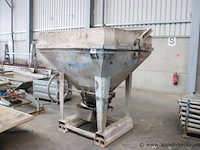 Betonkubel alt, 1500l capaciteit, bouwjaar 2011, tarra 600kg, max lading 3750kg, werking niet gekend