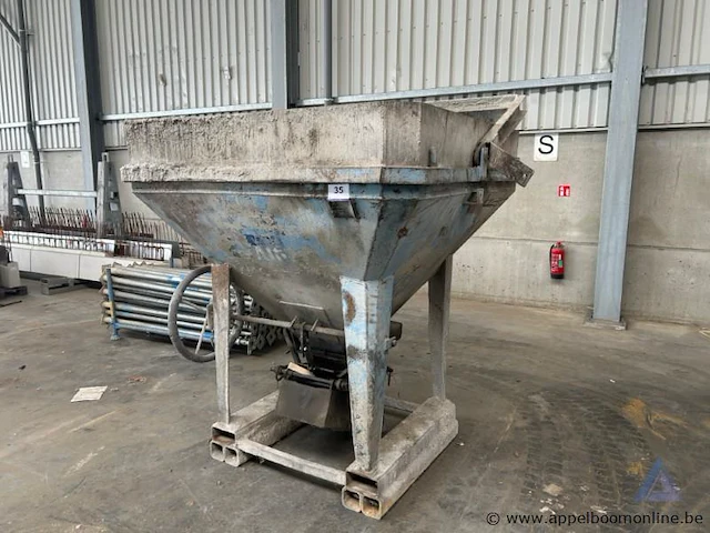 Betonkubel alt, bouwjaar 2011. capaciteit 1500 l, tarragewicht 600 kg, maximale lading 3750 kg. - afbeelding 1 van  2