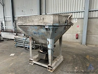 Betonkubel alt, bouwjaar 2011. capaciteit 1500 l, tarragewicht 600 kg, maximale lading 3750 kg.