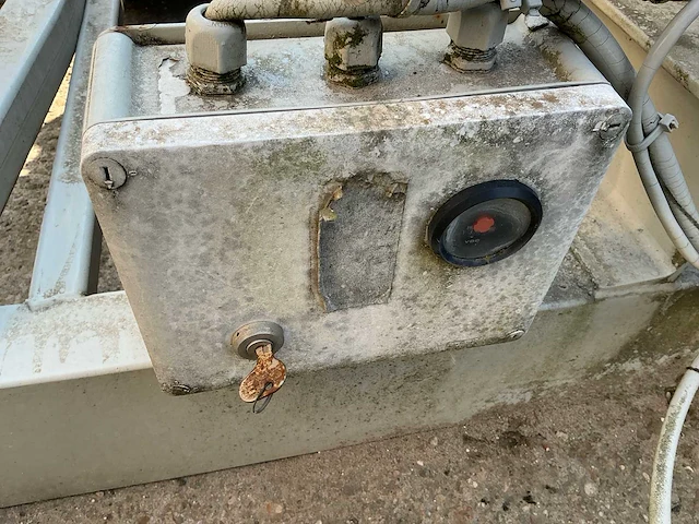 Betonmixer op container - afbeelding 4 van  13
