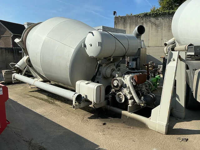 Betonmixer op container - afbeelding 1 van  13
