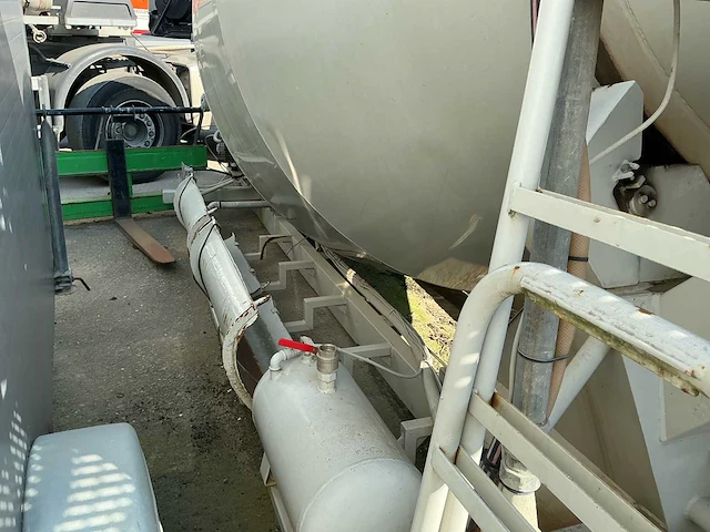 Betonmixer op container - afbeelding 12 van  13