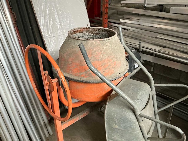 Betonmolen met kruiwagen - afbeelding 1 van  3