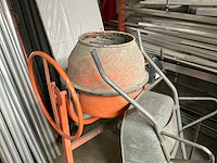 Betonmolen met kruiwagen - afbeelding 1 van  3