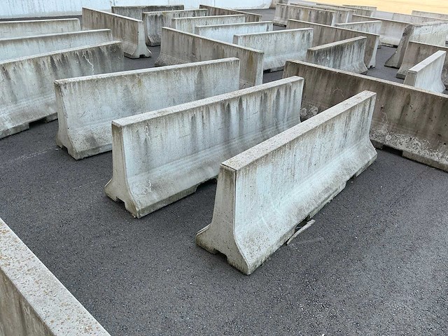 Betonnen afzetbarrières (34x) - afbeelding 1 van  1