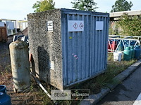 Betonnen container met installatie
