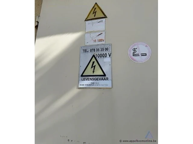 Betonnen hoogspanningscabine. waarschuwingsborden voor 10000 v aanwezig. op slot - afbeelding 2 van  4