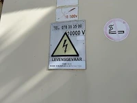 Betonnen hoogspanningscabine. waarschuwingsborden voor 10000 v aanwezig. op slot - afbeelding 2 van  4
