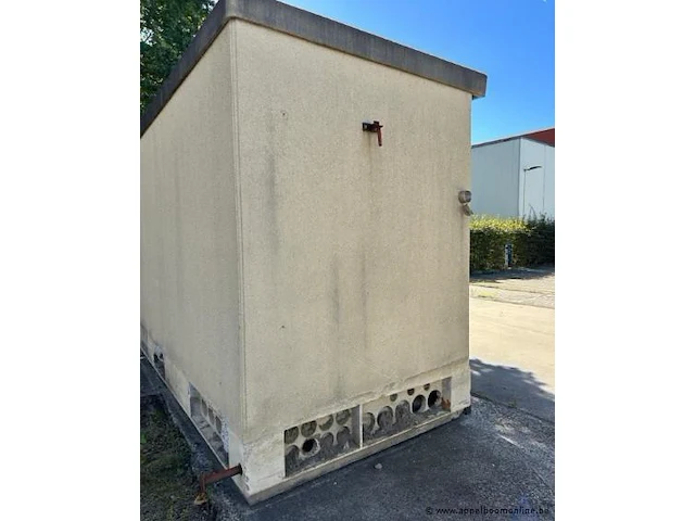 Betonnen hoogspanningscabine. waarschuwingsborden voor 10000 v aanwezig. op slot - afbeelding 3 van  4